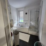 Das frisch renovierte Bad in der Wohnung verfügt über Wanne, Dusche, Toilette, Waschtisch und Fenster