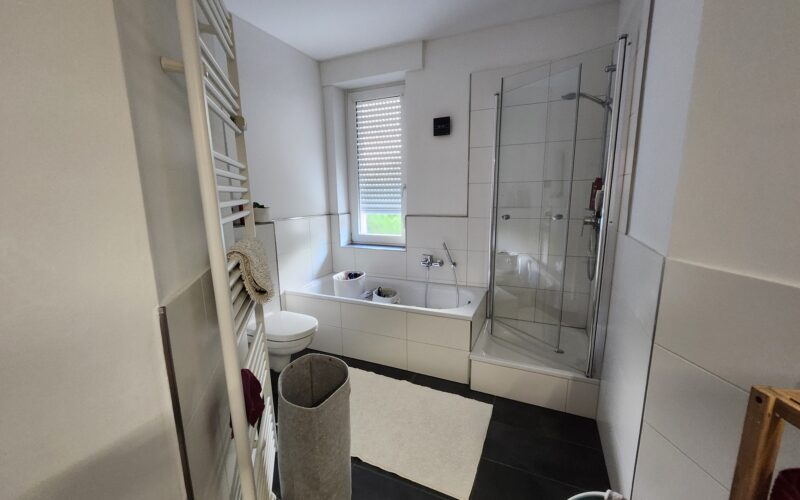 Das frisch renovierte Bad in der Wohnung verfügt über Wanne, Dusche, Toilette, Waschtisch und Fenster