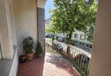 Balkon zum 4 Familienhaus in Iserlohn im Jugendstil mit Blick auf Bäume und die aus Wohnhäusern bestehende Straße in Iserlohn