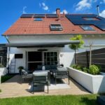 Gartenseite mit Terrasse im Sonnenschein