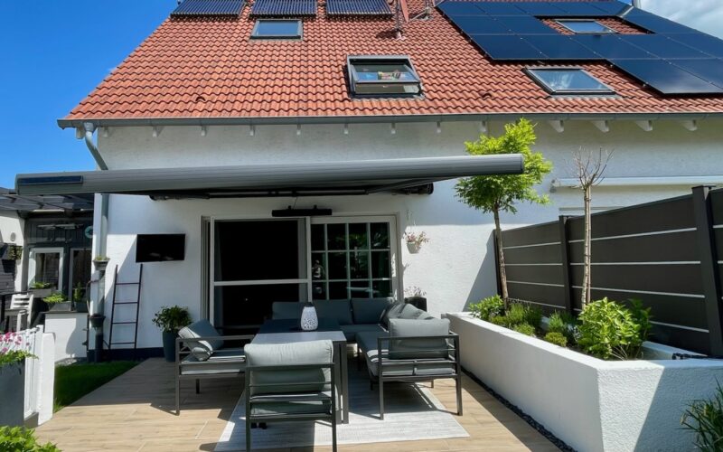 Gartenseite mit Terrasse im Sonnenschein