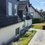 Fußweg zum Eingang der Wohnanlage mit Wohnungen in Iserlohn Sümmern