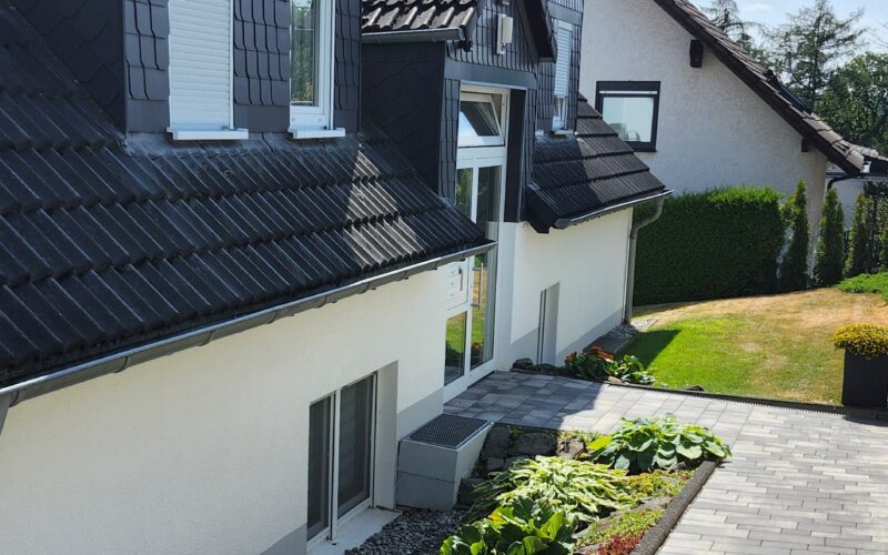 Fußweg zum Eingang der Wohnanlage mit Wohnungen in Iserlohn Sümmern