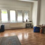 Ein sehr großer Wohnraum mit gefliester Fensterbank in der 4 Zimmer Wohnung in Iserlohn die zu vermieten ist.