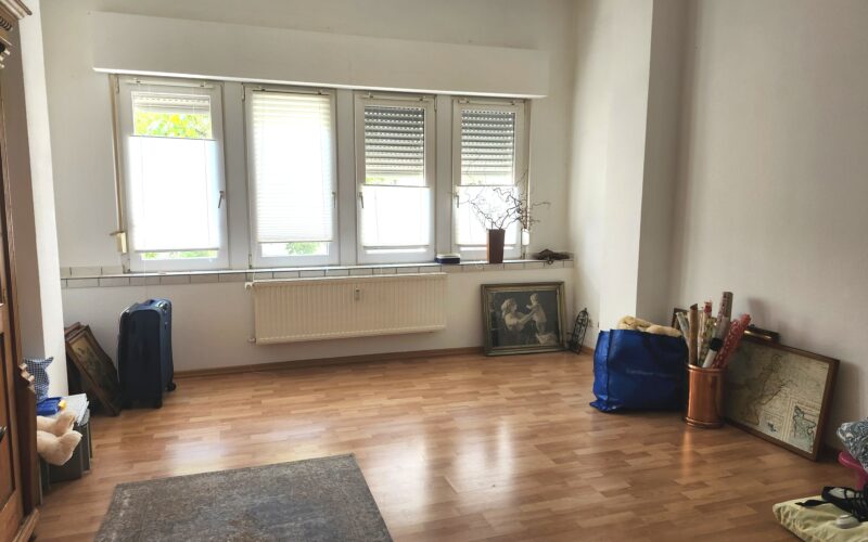Ein sehr großer Wohnraum mit gefliester Fensterbank in der 4 Zimmer Wohnung in Iserlohn die zu vermieten ist.