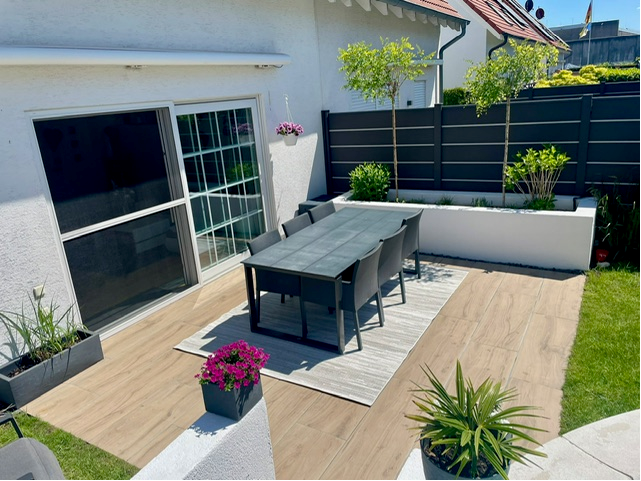 Diese Aufgeräumte Terrasse gehört zu einem Einfamilienhaus in Drüpplingsen das von WZ-Immobilien verkauft wird. Interessenten melden sich gerne zur Besichtigung