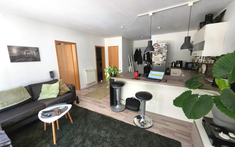 Wohnzimmer mit Küche und Essbereich im Appartement in Iserlohn-Sümmern