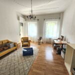 Großer Wohnraum in der 4 Zimmer Wohnung in Iserlohn mit Stuckdecke und Fenstern zur Straße