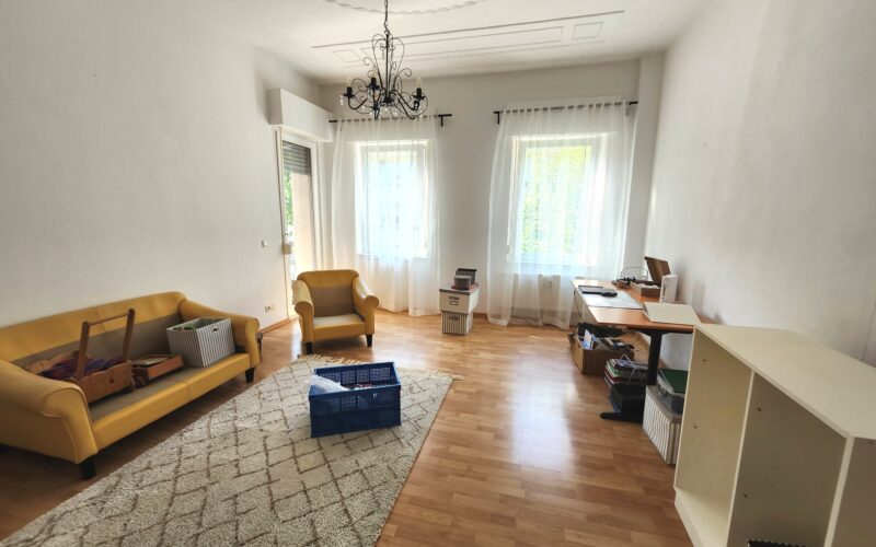 Großer Wohnraum in der 4 Zimmer Wohnung in Iserlohn mit Stuckdecke und Fenstern zur Straße