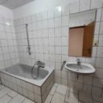 Badezimmer mit Wanne, Waschtisch und WC in der Wohnung in Iserlohn