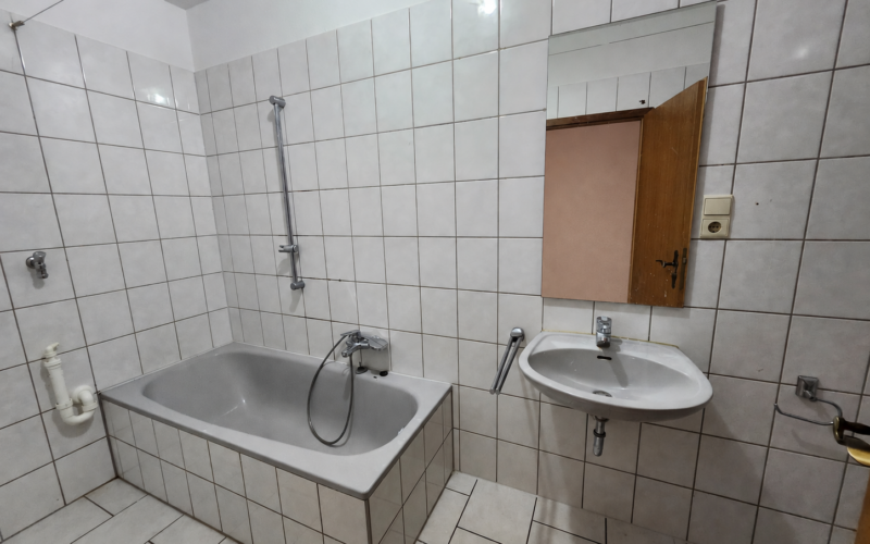 Badezimmer mit Wanne, Waschtisch und WC in der Wohnung in Iserlohn