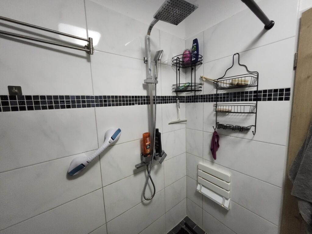 Das Bad der Eigentumswohnung in Hemer hat eine sehr große bodentiefe Dusche.