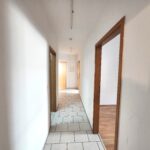 Die helle Diele mit Blick zum Eingang in der 2-Zimmer- Mietwohnung in Iserlohn