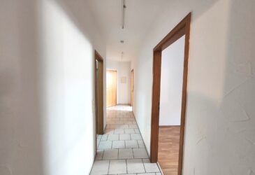Die helle Diele mit Blick zum Eingang in der 2-Zimmer- Mietwohnung in Iserlohn