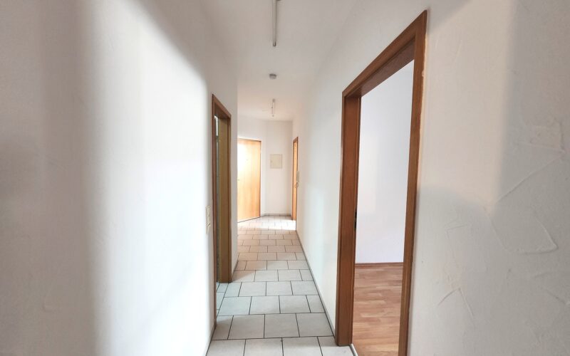 Die helle Diele mit Blick zum Eingang in der 2-Zimmer- Mietwohnung in Iserlohn