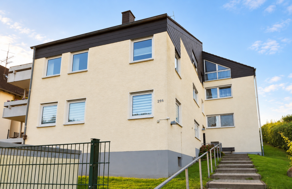 Außenansicht der Wohnanlage mit acht Wohneinheiten in Hemer. Alle Wohnungen sind Eigentumswohnungen.