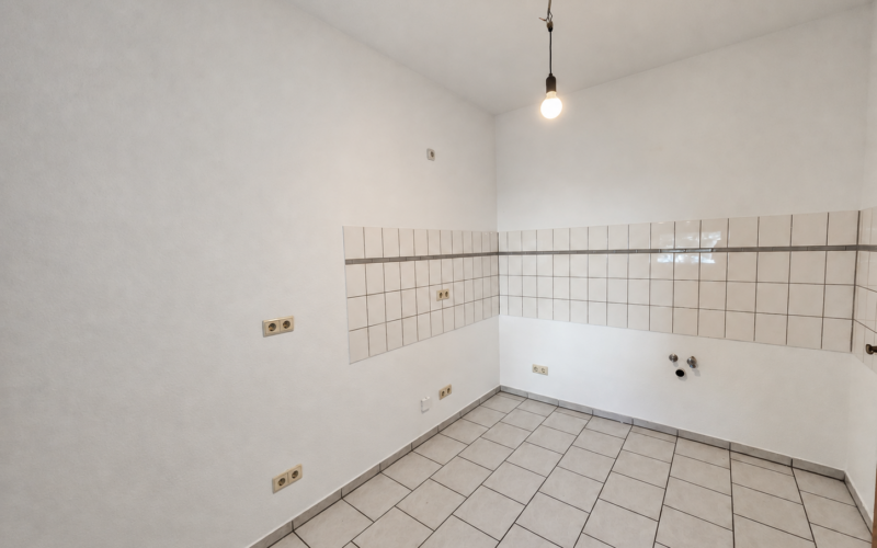 geräumige Küche in renoviertem Zustand. Hier ist viel Platz