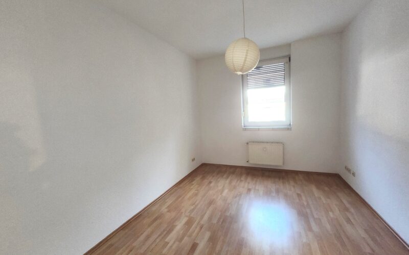 Schlafzimmer der Mietwohnung in Iserlohn. Der Fußboden ist mit Laminat ausgelegt, die Wände weis gestrichen