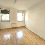Das helle, geräumige Wohnzimmer in der Mietwohnung in Iserlohn verfügt über zwei große Fenster mit Rollläden.